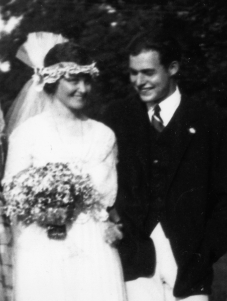 File:Ernest Hemingway 1921 wedding day-crop.png