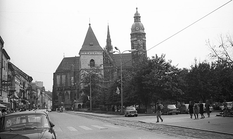 File:Fő tér (Hlavné namestie), szemben a Szent Erzsébet-főszékesegyház (Dóm), előtte az Orbán-torony. Fortepan 61349.jpg