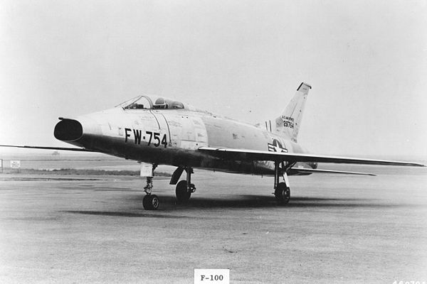 Прототип 100. F-100f super Sabre. F-100 super Sabre. F100 самолет. North American f-107.