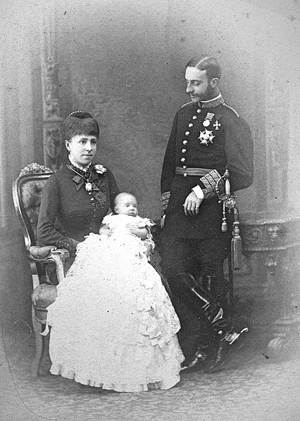 Maria Christina with Alfonso XII and the Princess of Asturias in 1880.