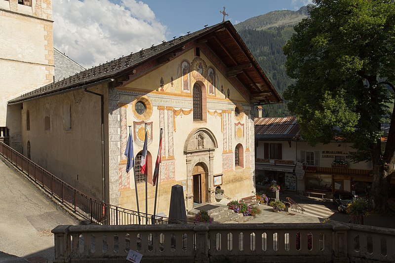 File:Façade et parvis de l'église Saint-Jacques d'Assyrie (Hauteluce, Savoie, France).jpg