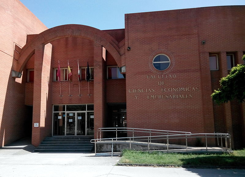 File:Facultad de Económicas de Valladolid (2015).jpg