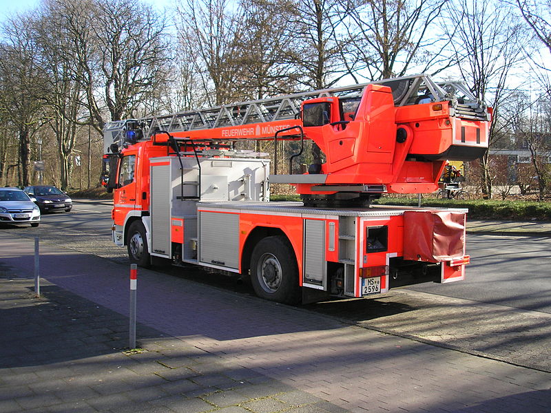 File:FeuerwehrMuenster fahrzeug01.jpg