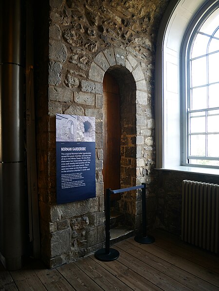 File:First Floor Hall on the East Side of the White Tower, Tower of London (06).jpg