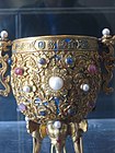 Złoty puchar wysadzany klejnotami należący do cesarza Qianlonga, nazywany Pucharem Wiecznie Nienaruszalnych Granic (dosłownie: złote naczynie, zawsze stabilne)[25]