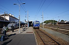TGV et Tire-Bouchon de chaque côté du quai double à Auray.