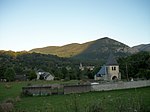 Cimetière et chapelle Notre-Dame du Plan d'Ilheu. En arrière plan le village de Gembrie