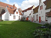 De als monument erkende godshuizen Spanoghe zijn, via een naamloze steeg, met de Katelijnestraat verbonden