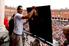 2012 : le bouclier de Brennus remporté par le Stade toulousain est présenté aux supporters rassemblés sur la place du Capitole.