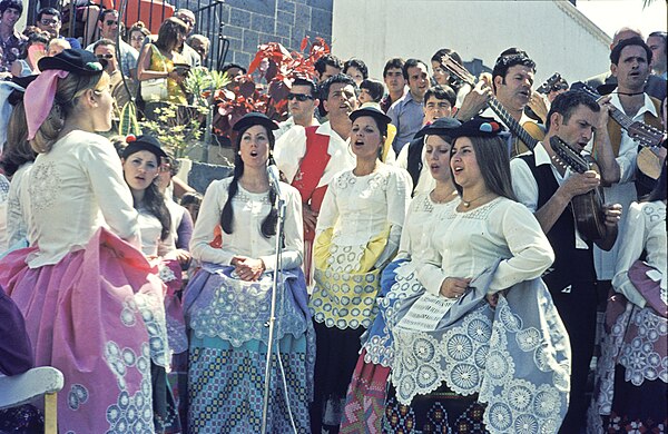 Canarian girls singing in Gran Canaria 1972