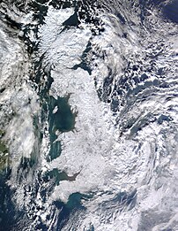 Image satellite de la Grande-Bretagne sous la neige, prise le 7 janvier 2010 par le satellite Terra. (définition réelle 3 400 × 4 400)