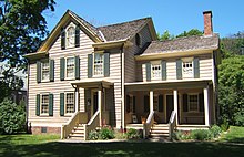 Photographie d'une maison à trois étages en bois