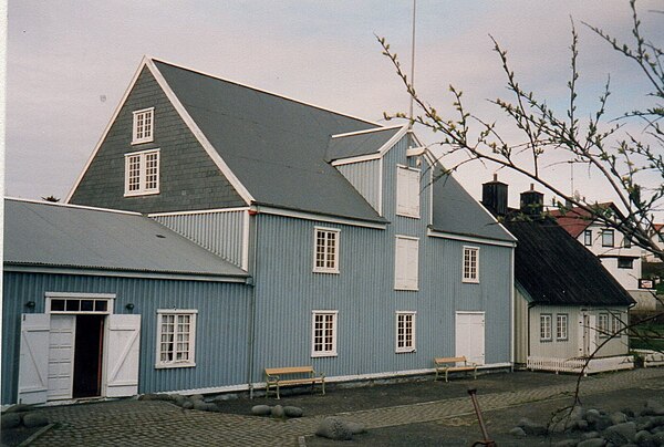 Pakkhúsið (1865, left) and Sívertsenshús (right, 1803)