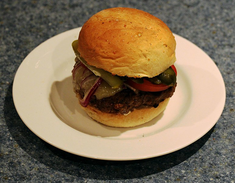 File:Hamburger, Closed Top, White Plate 01.jpg