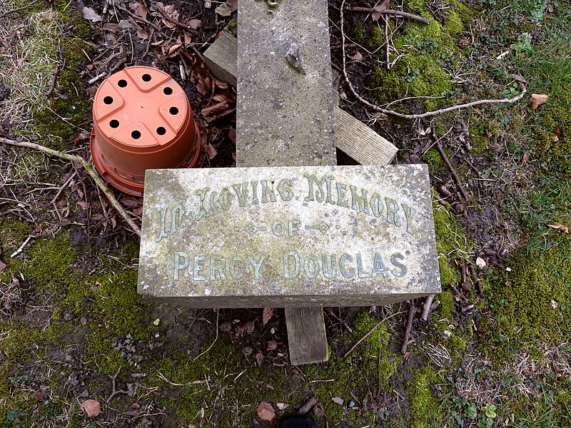 File:Harlow Hill Cemetery 023.jpg