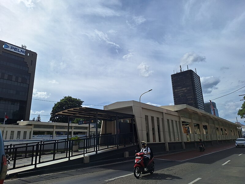 File:Harmoni Temporary Transjakarta BRT Station, January 2024.jpg