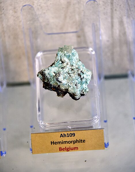 File:Hemimorphite from Belgium. Erbil Stones and Gems Museum, Erbil Citadel, Hawler, Iraq.jpg