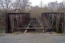 Primärstruktur der die Triesting überspannenden Fachwerk-Stahlbrücke der 1978 abgebauten Schleppbahn zur Patronenfabrik (47.92679316.189035)