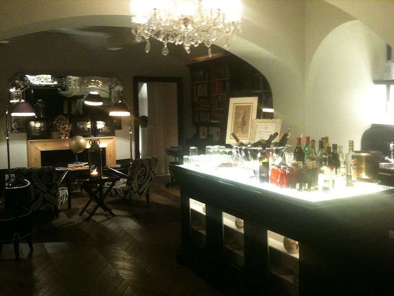 File:Honesty Bar, Hotel Cellai, Firenze.jpg