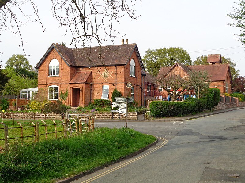 File:House and Dodford First School, Worcestershire - geograph.org.uk - 4939043.jpg