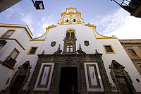 Fachada de la Iglesia de Santa Cruz en la calle Mateos Gago de Sevilla