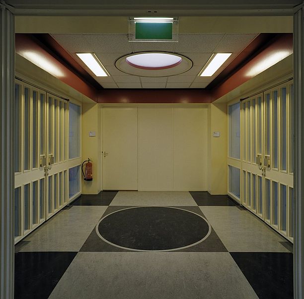 File:Interieur, overzicht van de hal tussen de rechtzalen op de eerste verdieping - Hilversum - 20389411 - RCE.jpg