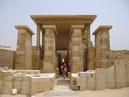 Tập_tin:Internal_entrance_(Djoser_pyramid_2007).jpg