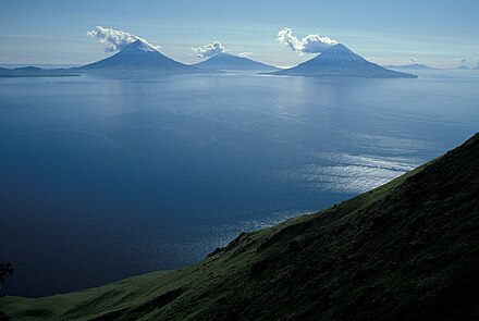 Архипелаг алеутские острова. Аляска и Алеутские острова. Супервулкан Алеутские острова. Командорские Острава Аляска. Вулкан Алеутского Аляска.