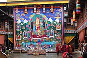 Großes Festival-Thangka mit Applikationen, das im Hof ​​von Jakar Dzong in Bhutan aufgehängt wurde