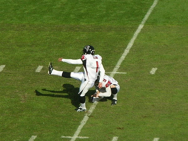 Elam kicks a PAT in a road game against the Oakland Raiders on November 2, 2008.