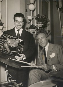 Bu siyah beyaz fotoğrafta Cocteau davulun üzerinde oturuyor, Solal onun arkasında duruyor.