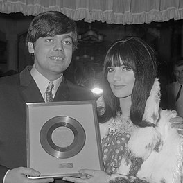 Johnny Lion en Sophie van Kleef mei gouden plaat foar Sophietje (1966)