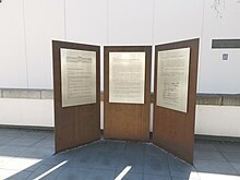 Gedenktafeln zur NS-Zeit vor dem Haupteingang