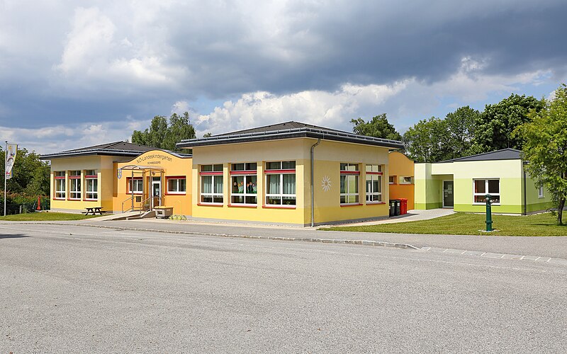 File:Kindergarten Schweiggers 2023-06.jpg