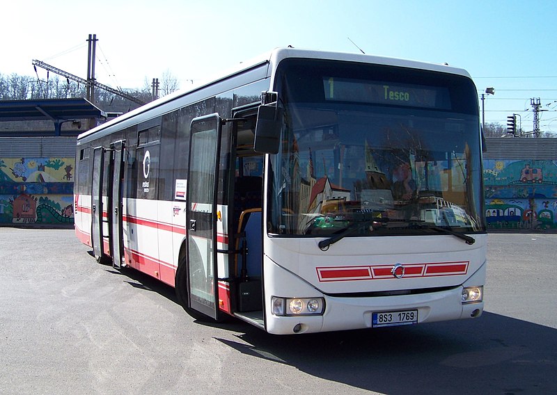 File:Kralupy nad Vltavou, Nádražní, městský autobus Crossway.jpg