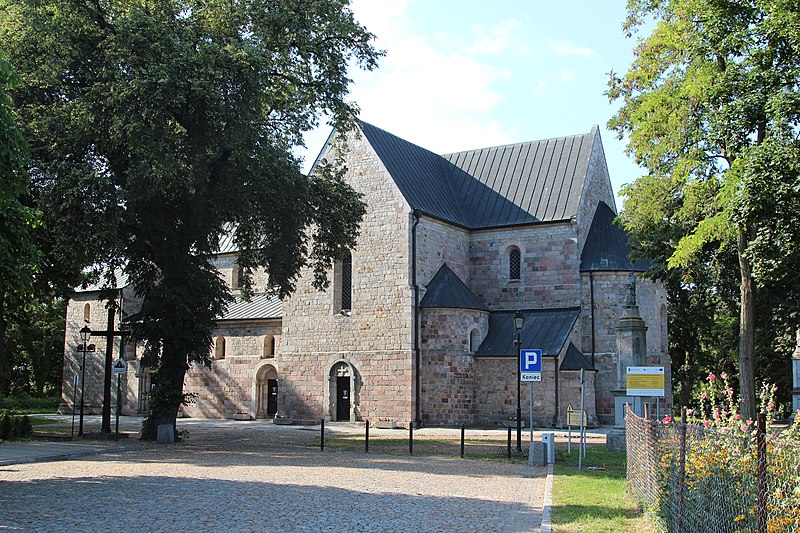 File:Kruszwica St. Peter and St. Paul collegiate church.JPG