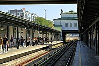 Krauchnische unterhalb der Bahnsteigkante an der Station Schönbrunn in Wien