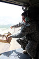 Ручной сброс с вертолета коробки с листовками над Афганистаном, 2009 г