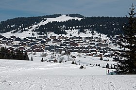 Le Chard du Beurre et la station des Saisies vus depuis les pentes du mont Bisanne.