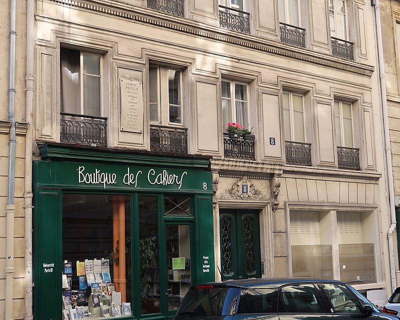 ソルボンヌ通りのかつて『半月手帖』書店があった場所（上部に銘板がある）Wikipediaより