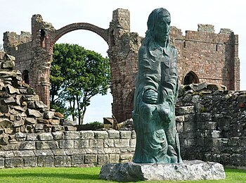 Statue Cuthberts in der Abtei von Lindisfarne