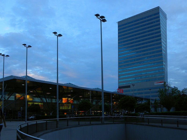 File:Linz - Bahnhof und Terminal-Tower.jpg