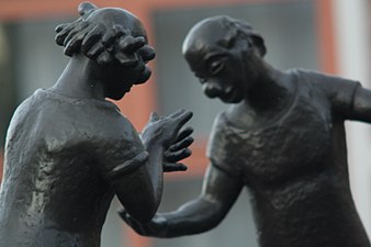 Clownerna, staty i brons, invigd 1983 till Lisebergs 60-årsjubileum.