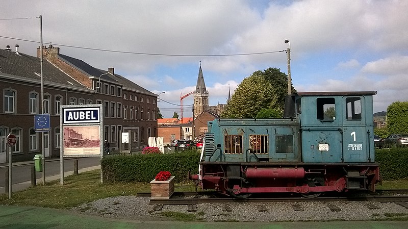 File:Locomotief en kerktoren te Aubel.jpg