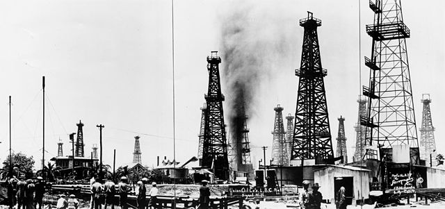 File:LongBeach-oilfield-1920.jpg