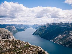 Vue du Lysefjord en direction de l'amont depuis Preikestolen.