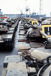 Chars M60 embarquant sur l’USNS Antares (T-AKR-294) à Baltimore en 1986 lors d'un exercice de déploiement de renforts vers l'Europe (exercice Reforger 86).