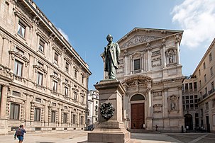 Fachada, con el monumento a Manzoni y la fachada lateral del palacio Marino