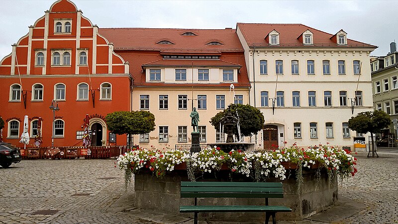 File:Marktplatz Pulsnitz - mit altem Rathaus.jpg