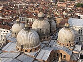 Les cinq coupoles à tambour sur pendentif de la basilique Saint-Marc de Venise (XIe siècle), s'inspirent de l'ancienne église des Saints-Apôtres de Constantinople (VIe siècle).